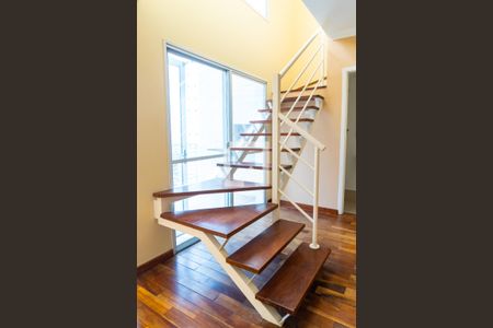 Apartamento para alugar com 78m², 2 quartos e sem vaga Apartamento para alugar com 78m², 2 quartos e sem vagaEscada