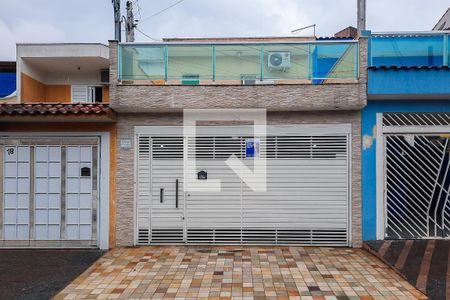 Casa à venda com 200m², 3 quartos e 3 vagas Casa à venda com 200m², 3 quartos e 3 vagasFachada