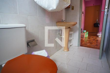 Banheiro de apartamento para alugar com 1 quarto, 35m² em Passo da Areia, Porto Alegre