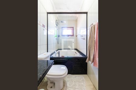 Casa à venda com 235m², 3 quartos e 6 vagasBanheiro da Suíte