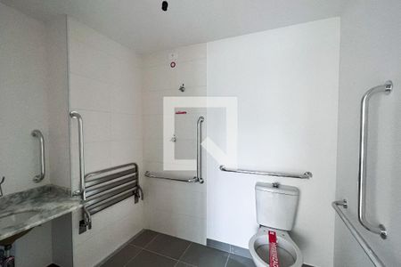 Banheiro de kitnet/studio para alugar com 1 quarto, 28m² em Vila Nova Conceição, São Paulo