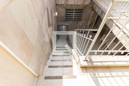 Casa à venda com 170m², 2 quartos e 1 vagaEscada