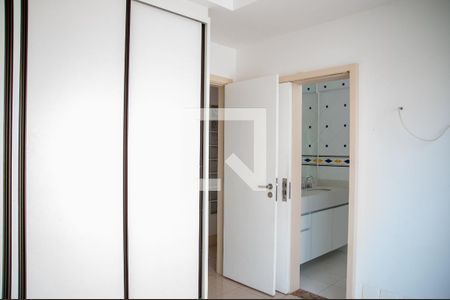 Apartamento à venda com 280m², 4 quartos e 2 vagas Apartamento à venda com 280m², 4 quartos e 2 vagasQuarto 3 - Suíte