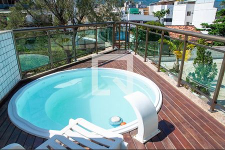 Apartamento à venda com 280m², 4 quartos e 2 vagas Apartamento à venda com 280m², 4 quartos e 2 vagasPiscina