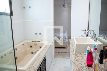 Apartamento à venda com 280m², 4 quartos e 2 vagas Apartamento à venda com 280m², 4 quartos e 2 vagasBanheiro da Suíte 3