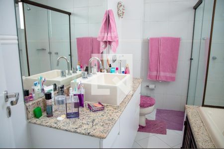 Apartamento à venda com 280m², 4 quartos e 2 vagas Apartamento à venda com 280m², 4 quartos e 2 vagasBanheiro da Suíte 3