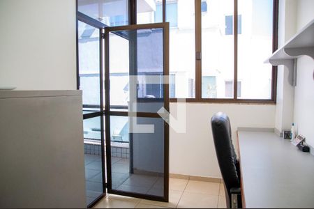 Apartamento à venda com 280m², 4 quartos e 2 vagas Apartamento à venda com 280m², 4 quartos e 2 vagasEscritório