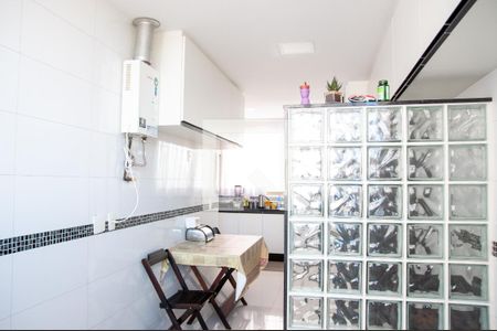 Apartamento à venda com 280m², 4 quartos e 2 vagas Apartamento à venda com 280m², 4 quartos e 2 vagasCozinha e Área de Serviço