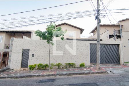 Casa à venda com 232m², 4 quartos e 4 vagas