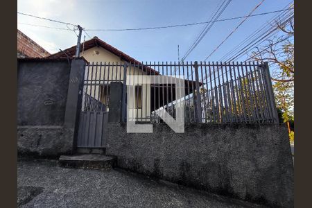 Casa à venda com 75m², 3 quartos e 2 vagas Casa à venda com 75m², 3 quartos e 2 vagasFachada