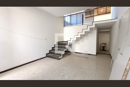 Casa à venda com 6 quartos, 220m² em Monte Castelo, Contagem