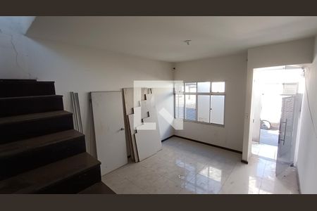 Casa à venda com 6 quartos, 220m² em Monte Castelo, Contagem
