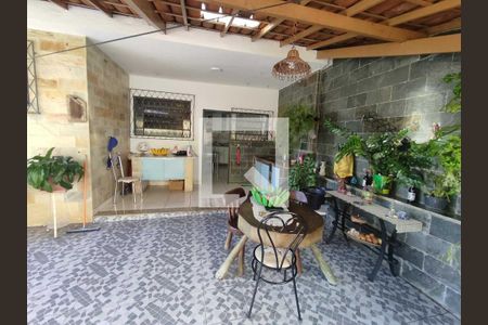 Casa à venda com 227m², 4 quartos e 4 vagas