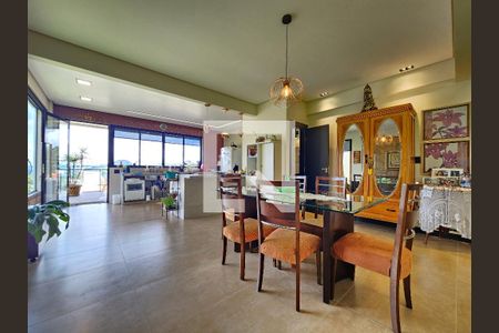 Casa de condomínio à venda com 278m², 4 quartos e 4 vagasSala