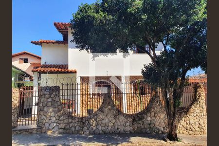 Casa à venda com 172m², 4 quartos e 2 vagas