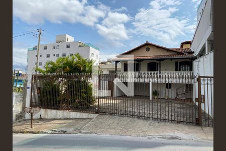 Casa à venda com 374m², 4 quartos e 7 vagas