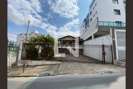 Casa à venda com 374m², 4 quartos e 7 vagas
