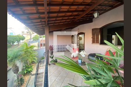 Casa à venda com 3 quartos, 264m² em Estrela do Oriente, Belo Horizonte