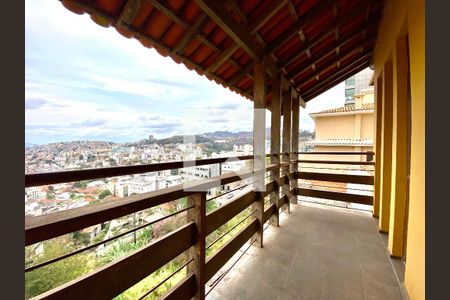 Casa à venda com 4 quartos, 302m² em Santa Lúcia, Belo Horizonte