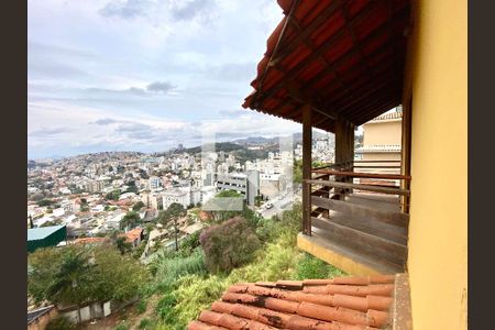 Casa à venda com 4 quartos, 302m² em Santa Lúcia, Belo Horizonte