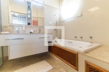 Apartamento para alugar com 156m², 3 quartos e 1 vaga Apartamento para alugar com 156m², 3 quartos e 1 vagaBanheiro da Suíte 2