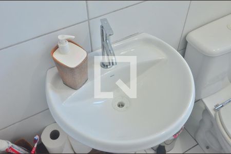Banheiro de apartamento à venda com 2 quartos, 51m² em Estância Velha, Canoas