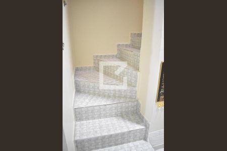 Casa para alugar com 69m², 2 quartos e 1 vagaEscada