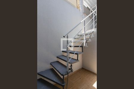 Casa para alugar com 50m², 2 quartos e 2 vagas Casa para alugar com 50m², 2 quartos e 2 vagasEscada