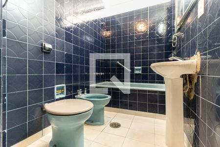 Apartamento à venda com 217m², 4 quartos e 2 vagas Apartamento à venda com 217m², 4 quartos e 2 vagasSuíte banheiro