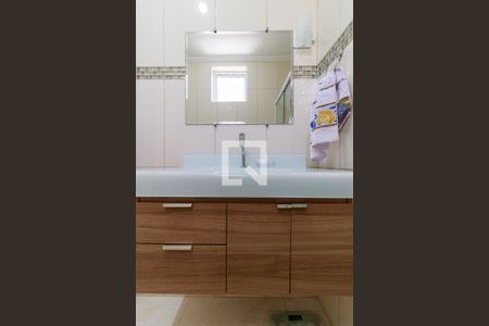 Casa à venda com 220m², 3 quartos e 3 vagas Casa à venda com 220m², 3 quartos e 3 vagasBanheiro