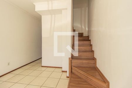 Escada de casa de condomínio para alugar com 2 quartos, 63m² em Guaratiba, Rio de Janeiro
