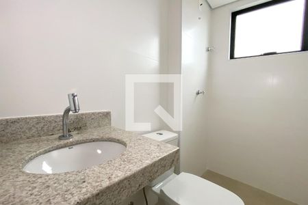 Banheiro de apartamento à venda com 1 quarto, 40m² em Sagrada Família, Belo Horizonte