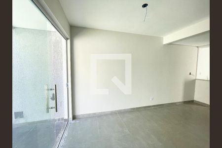 Sala de casa à venda com 2 quartos, 65m² em Planalto, Belo Horizonte