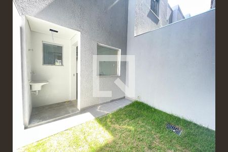 Casa à venda com 65m², 2 quartos e 1 vagaÁrea externa privativa fundos