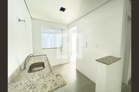 Cozinha de casa à venda com 2 quartos, 65m² em Planalto, Belo Horizonte