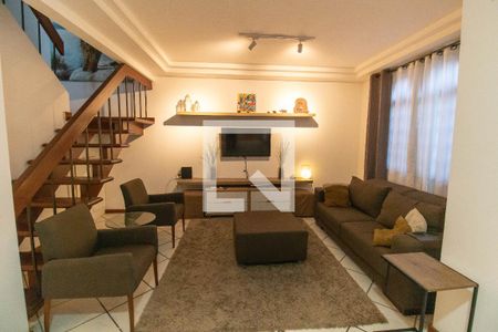 Sala de casa de condomínio para alugar com 3 quartos, 300m² em Serra Grande, Niterói