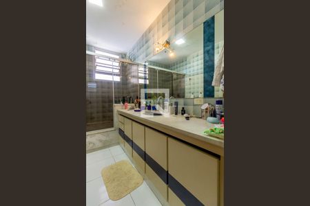 Casa à venda com 285m², 4 quartos e 5 vagasBanheiro da Suíte 1