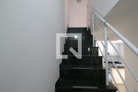 Escada de casa de condomínio para alugar com 2 quartos, 71m² em Jardim Palmares (zona Norte), São Paulo