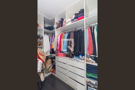 Casa de condomínio à venda com 500m², 5 quartos e 4 vagas Casa de condomínio à venda com 500m², 5 quartos e 4 vagasCloset da Suíte 2