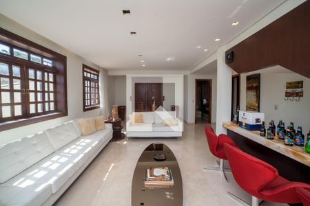 Casa à venda com 7 quartos, 600m² em Estoril, Belo Horizonte