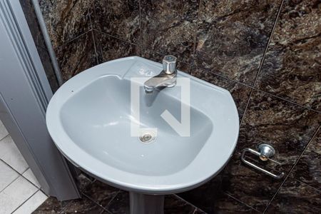 Banheiro de casa para alugar com 1 quarto, 40m² em Vila Zat, São Paulo