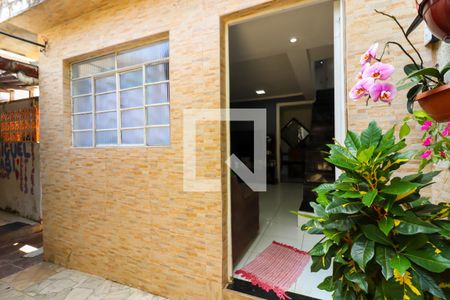 Casa à venda com 250m², 4 quartos e 2 vagas Casa à venda com 250m², 4 quartos e 2 vagasFrente