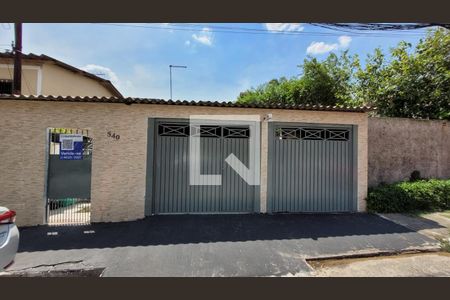 Casa à venda com 250m², 4 quartos e 2 vagas Casa à venda com 250m², 4 quartos e 2 vagasFachada