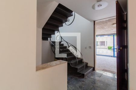 Casa para alugar com 300m², 4 quartos e 3 vagasEscada