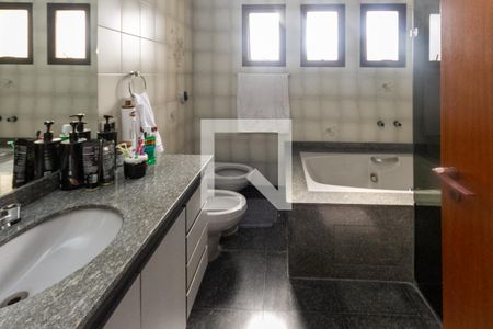 Apartamento à venda com 185m², 3 quartos e 3 vagas Apartamento à venda com 185m², 3 quartos e 3 vagasBanheiro da Suite 02