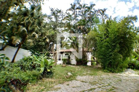 Casa à venda com 2700m², 6 quartos e 3 vagas Casa à venda com 2700m², 6 quartos e 3 vagasQuintal