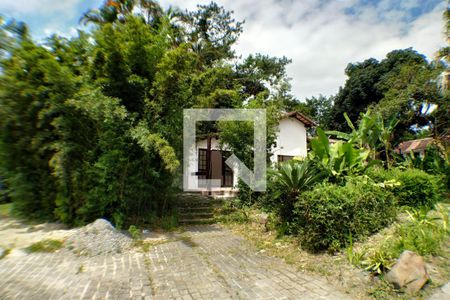 Casa à venda com 2700m², 6 quartos e 3 vagas Casa à venda com 2700m², 6 quartos e 3 vagasQuintal