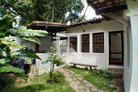 Casa à venda com 2700m², 6 quartos e 3 vagas Casa à venda com 2700m², 6 quartos e 3 vagasQuintal