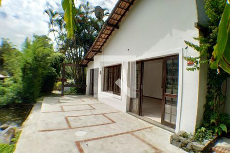 Casa à venda com 2700m², 6 quartos e 3 vagas Casa à venda com 2700m², 6 quartos e 3 vagasQuintal