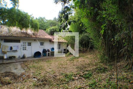 Casa à venda com 2700m², 6 quartos e 3 vagas Casa à venda com 2700m², 6 quartos e 3 vagasQuintal Fundos Casa 2